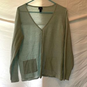 Light weight sweater with 2 front pockets.